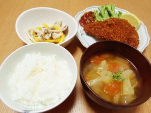 白飯・ヘルシーとんかつ・野菜のスープ・きのこのマリネ