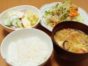 白飯・蒸し鶏のナッツソース・中国風酸味スープ・りんご入りポテトサラダ